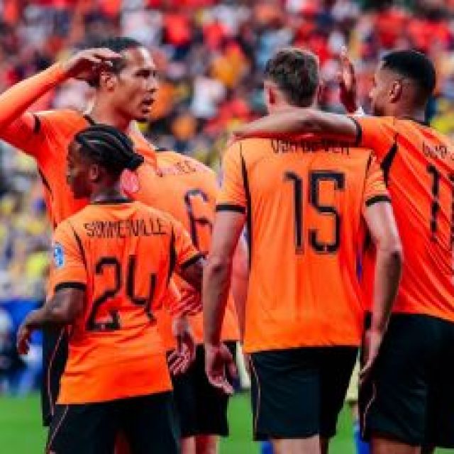 De winnaar is....
Op de exacte vraag welke speler de eerste gele kaart krijgt is het antwoord; Gabriel Gudmundsson. Dit antwoord is gegeven door 1 persoon.
Richard de Greeuw gefeliciteerd jij bent de winnaar.
Stuur ons even een email via promotie@stadshartleerdam.nl dan zorgen we dat je de prijs in ontvangst kunt nemen.
#stadshartleerdam #waarsfeerenambachtsamenkomen #WKactie