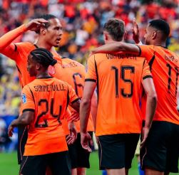 De winnaar is....
Op de exacte vraag welke speler de eerste gele kaart krijgt is het antwoord; Gabriel Gudmundsson. Dit antwoord is gegeven door 1 persoon.
Richard de Greeuw gefeliciteerd jij bent de winnaar.
Stuur ons even een email via promotie@stadshartleerdam.nl dan zorgen we dat je de prijs in ontvangst kunt nemen.
#stadshartleerdam #waarsfeerenambachtsamenkomen #WKactie