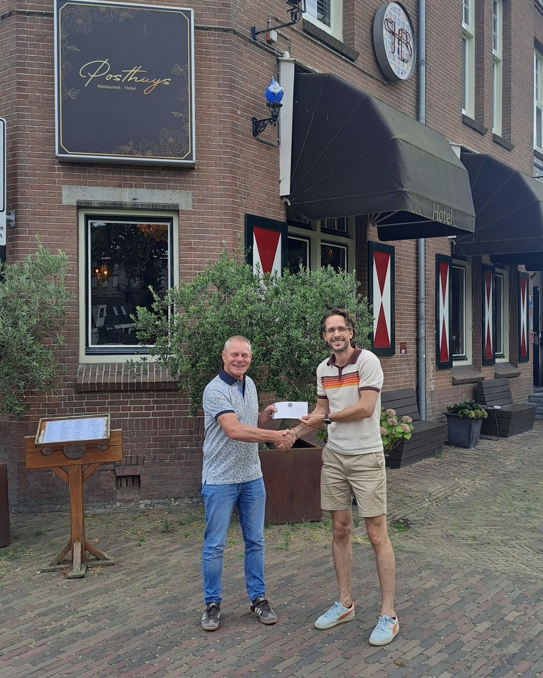 De laatste winnaar | WK kansspelkaart actie
Paul Janssen heeft met het beantwoorden van de vragen op de Kansspelkaart een mooie prijs gewonnen; Een dinerbon van @oudeposthuys t.w.v. € 100,00 euro.
Iedereen bedankt voor het deelnemen aan onze WK-Actie. Op naar het EK in 2028.
Stadshart Leerdam; Waar Sfeer en Ambacht Samenkomen!
#kansspelkaart #doemeeenwin #stadshartleerdam #wk #wkactie #maakkans
