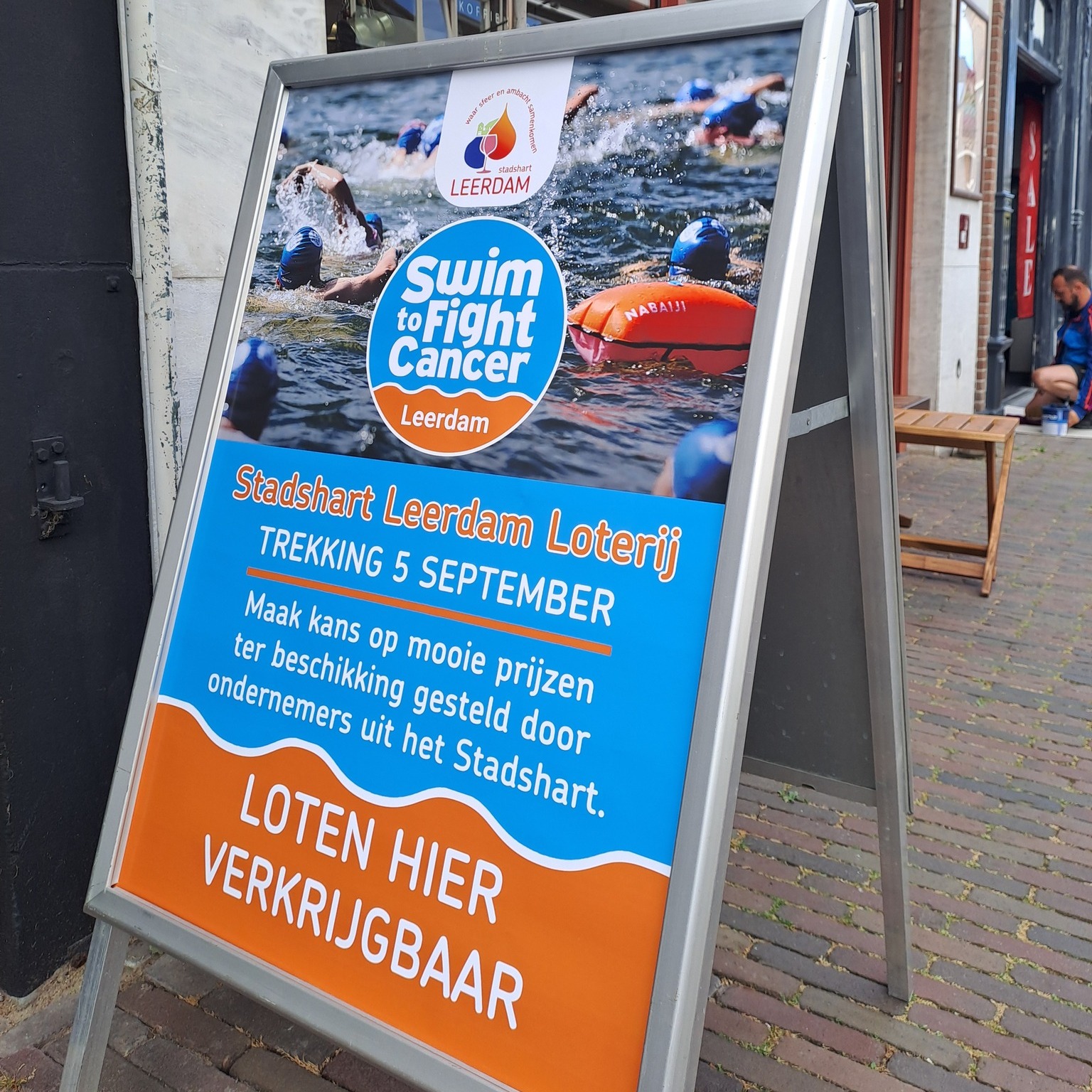 Stadshart Leerdam Loterij | Swim To Fight Cancer
Vanaf woensdag 5 augustus kun je in het Stadshart van Leerdam deelnemen aan de Stadshart Leerdam Loterij om geld in te zamelen voor Swim to Fight Cancer op zaterdag 5 september.
Ondernemers uit het Stadshart hebben mooie prijzen ter beschikking gesteld die we gaan verloten op het podium op zaterdag 5 september.
De loten worden verkocht bij Cigo Leerdam in de Fonteinstraat en Kahve. in de Kerkstraat en kosten € 5,00 euro per stuk.
Doen jullie mee?
#stadshartleerdam #swimtofightcancerleerdam #hemaleerdam #annavantoor #versluisoptiek #tussenlekenlinge #afternetleerdam #vanuffelenmodeleerdam #electroworldleerdam #appeltjebabyenkinderboetiek #maatwerkindrums #etosleerdam #sportpuntleerdam #katjashoofdzaak #dehoutloodsleerdam #marieoliefleerdam #winkeltjevannu #hangersvannelly #kahvekoffieenkruimels #juweliervankerkijk #bestshoes #fiftyfive