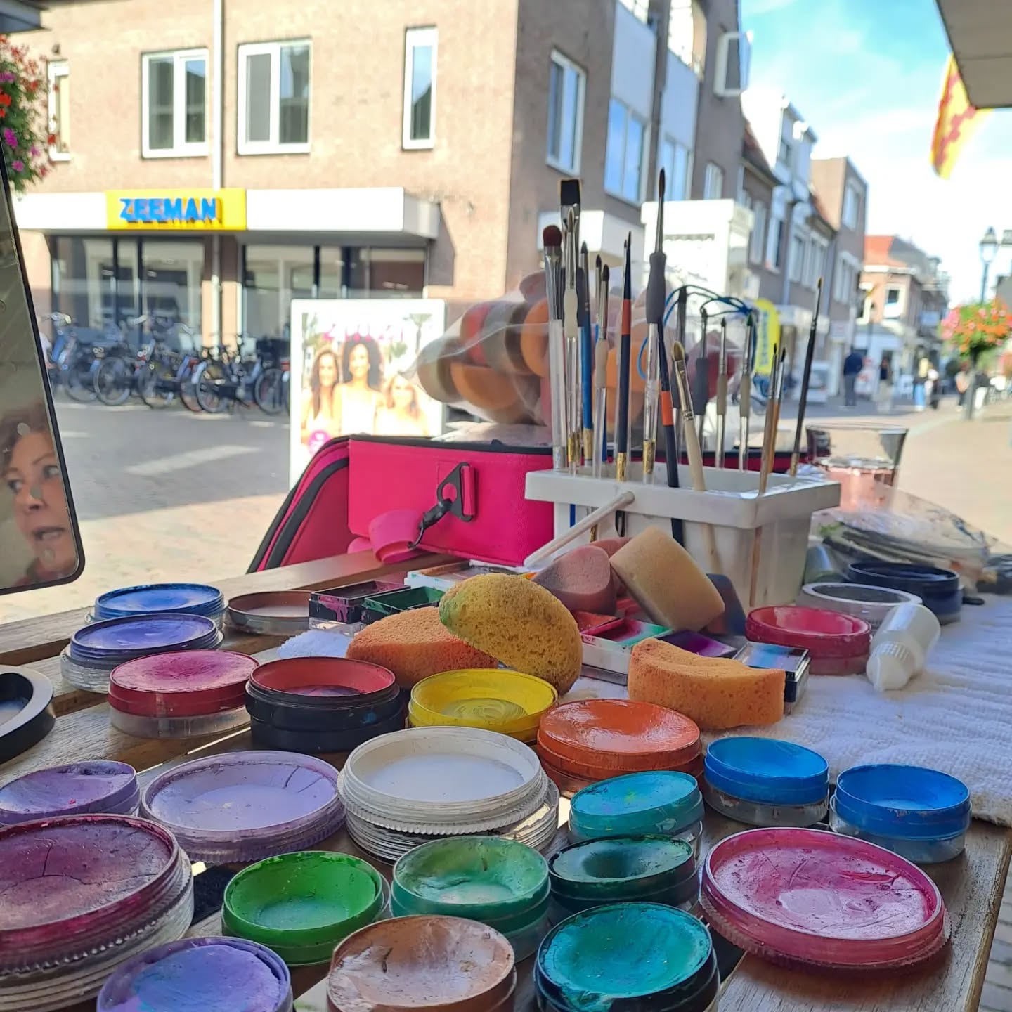 Laat je vandaag schminken in het Stadshart tijdens de Oldtimer- en Klassiekerdag.
Dat kan @atelier.mijn.verwondering aan de Fonteinstraat nummer 20.
Zien we je straks?
#StadshartLeerdam #oldtimerdag #schminken #waarsfeerenambachtsamenkomen