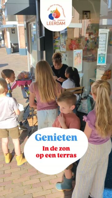 Het was weer zo'n heerlijke zaterdagmiddag in Leerdam. Zon, blije mensen én schminken door Ellie van Doorn. Dringen geblazen voor de etalage van @atelier.mijn.verwondering. Wat een leuke gezichtjes werden er geschilderd en beschilderd. Kom lekker op een zaterdag naar Leerdam, elke keer weer wat anders!
#stadshartleerdam #ondernemersstadshartleerdam #leerdam #ateliermijnverwondering