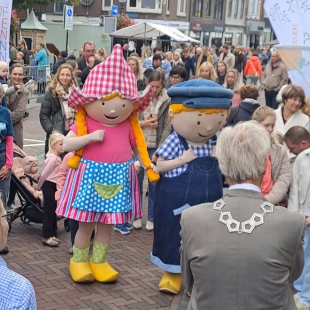 Streekmarkt | Week Van Ons Eten
Vandaag in ons Stadshart kun je Fien en Teun ontmoeten. Kom je ook dieren aaien van Keets Boerderij?
#streekmarkt #Stadshartleerdam #fienenteun
#keetsboerderij #dierenaaien