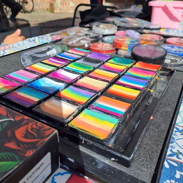 Streekmarkt De Week Van Ons Eten | Activiteiten Kids
- Doe mee met de Fien en Teun speurtocht en maak kans op toegangstickets voor Avonturen Boerderij Molenwaard.
- Ontmoet Fien en Teun tijdens de Meet & Greet
- Laat je vandaag gratis schminken bij @appeltjeleerdam
Kom je ook?
#StadshartLeerdam #fienenteun #winactie#schminken #waarsfeerenambachtsamenkomen